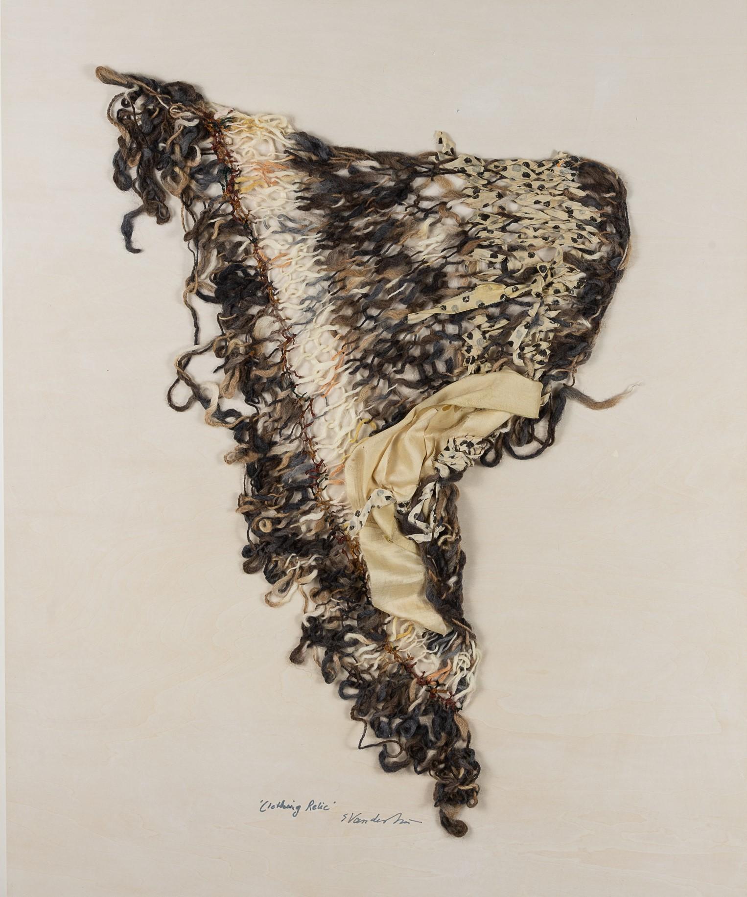 « Clothing Relic 1 », fibre, soie, tricot à la main, gris, bruns, ivoire, sculpture - Contemporain Art par Sylvia Vander Sluis