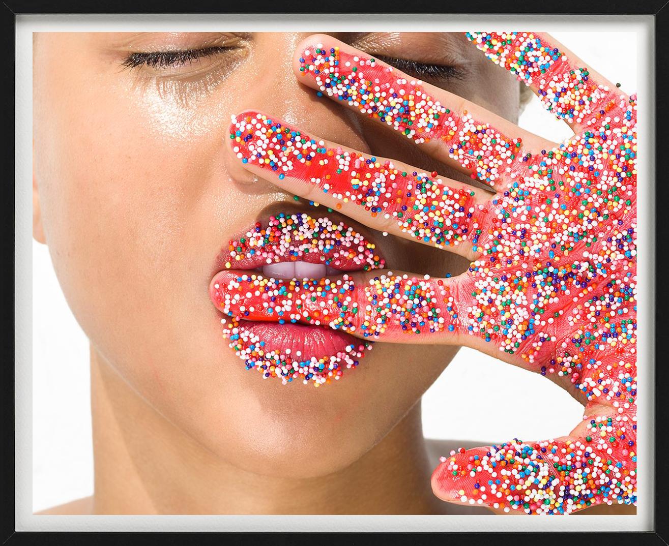 Candy Fingers, photographie d'art - Contemporain Photograph par Sylvie Blum