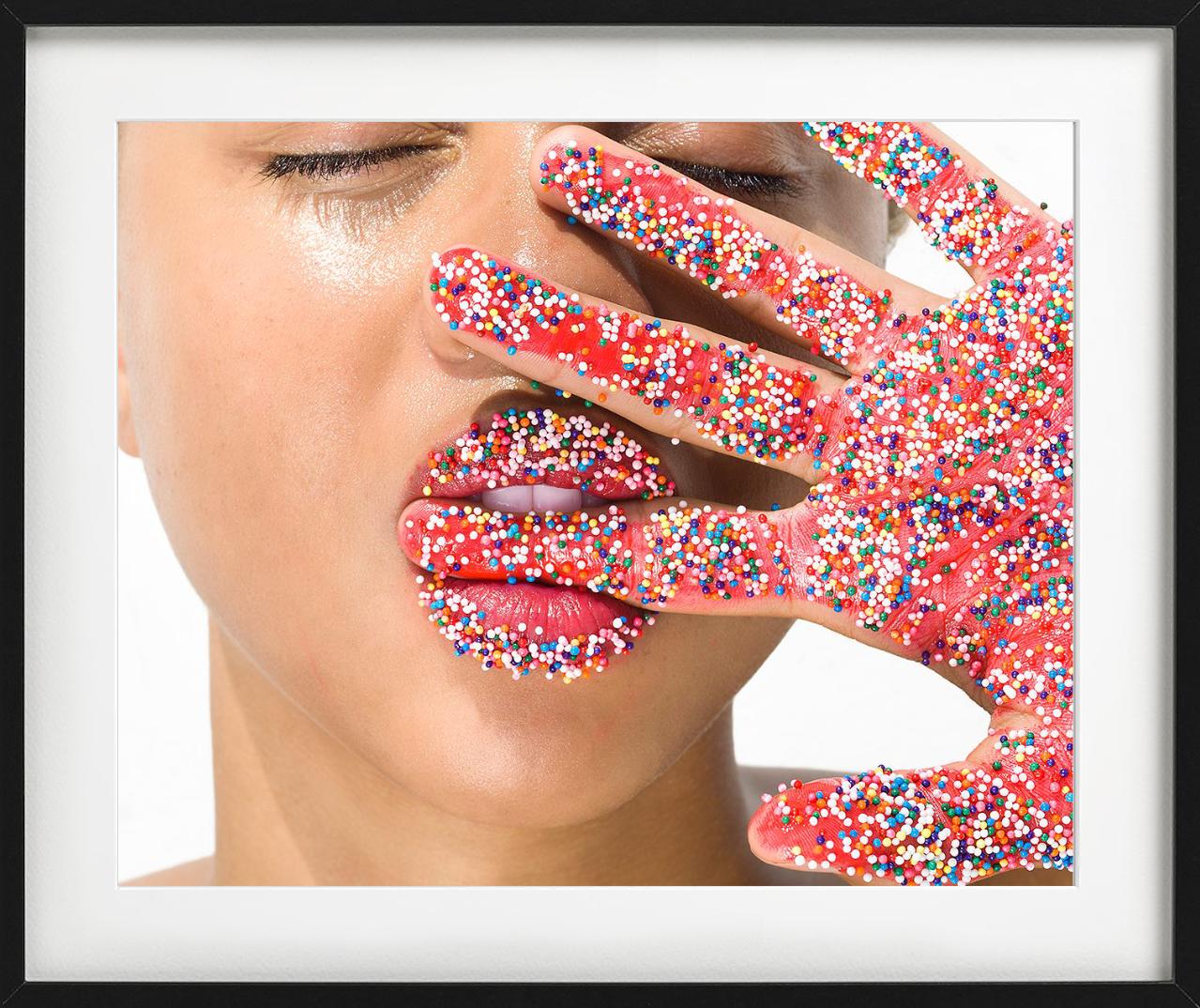 Candy Fingers, photographie d'art - Beige Nude Photograph par Sylvie Blum