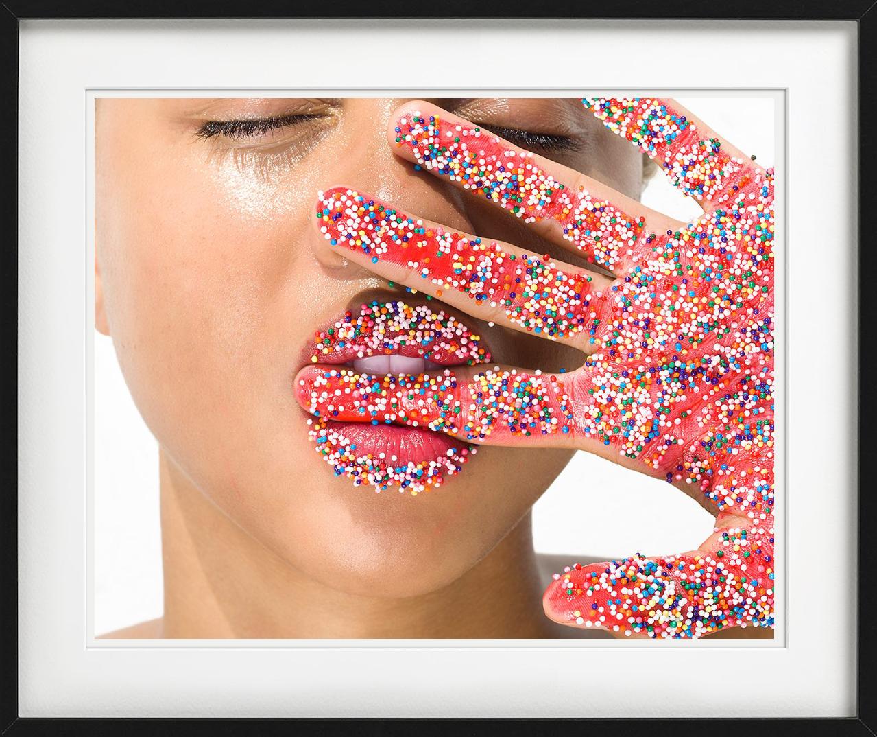 Candy Fingers par Sylvie Blum. 

Tous les tirages sont en édition limitée. Disponible en plusieurs tailles. Encadrement haut de gamme sur demande. Toutes les impressions sont réalisées et signées par l'artiste. 

Le collectionneur reçoit un