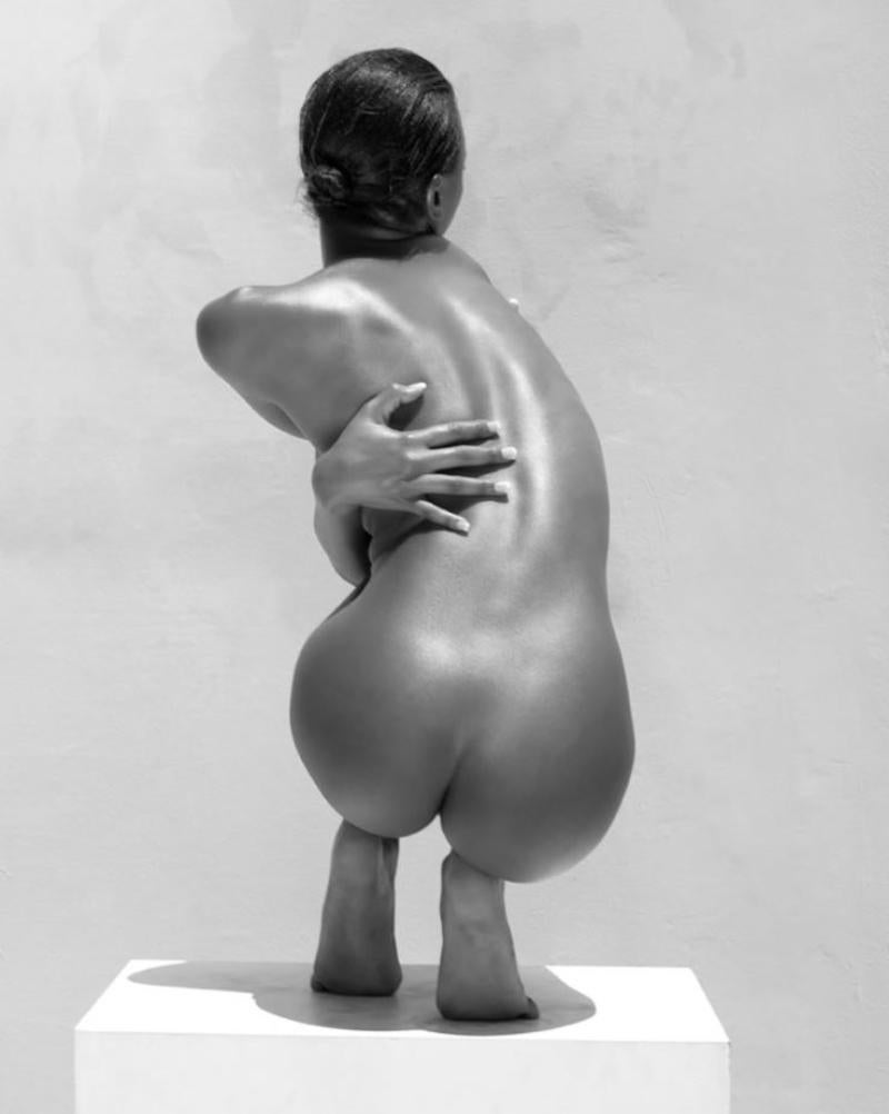Sylvie Blum Nude Photograph – Schokoladenbraunes Mädchen III, nackte Frau mit Rückenausschnitt, posiert auf einer weißen Schachtel, Kunstfotografie