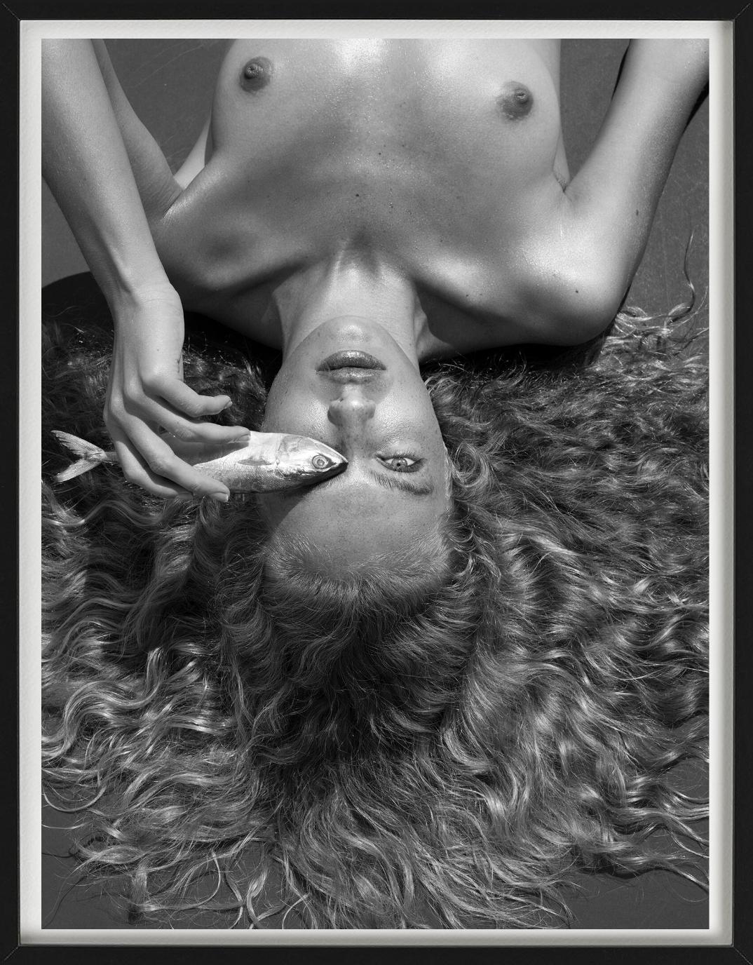 Fish-Eye - B&W-Porträt mit lockigem Haar und Fisch, Kunstfotografie, 2019 (Schwarz), Black and White Photograph, von Sylvie Blum