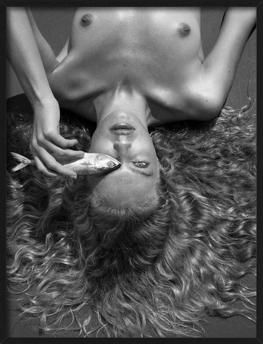 Fish-Eye - B&W-Porträt mit lockigem Haar und Fisch, Kunstfotografie, 2019 im Angebot 2