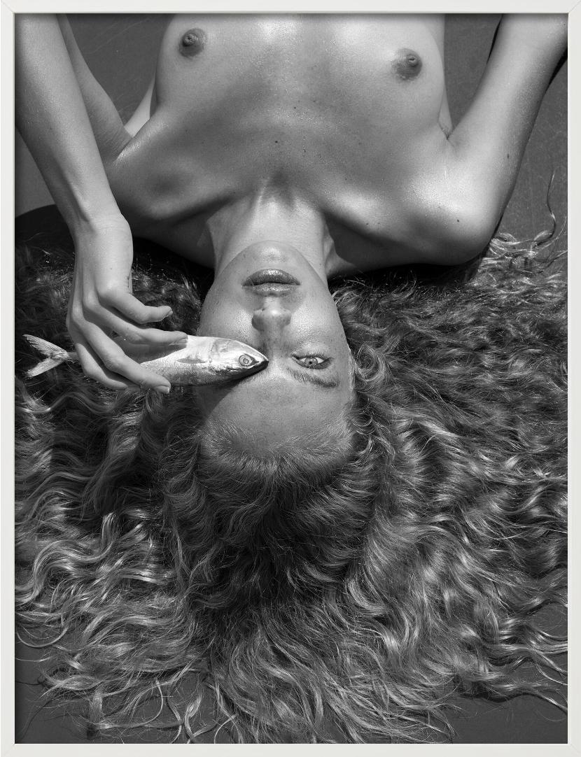 Fish-Eye - B&W-Porträt mit lockigem Haar und Fisch, Kunstfotografie, 2019 im Angebot 4