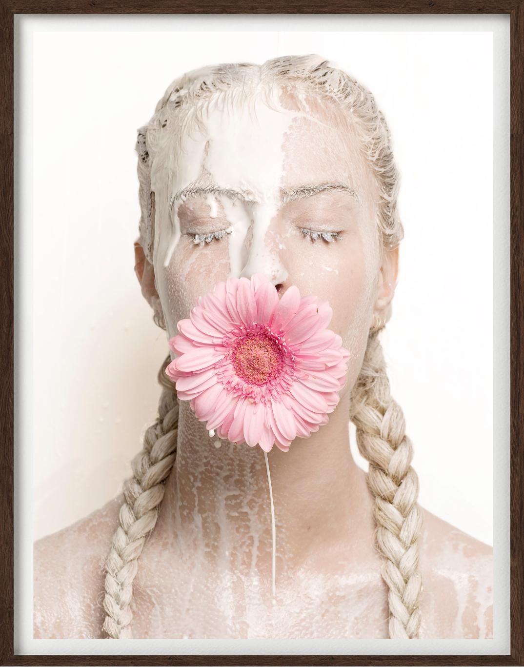 „Flower Girl“ – Space age Series, Kunstfotografie, 2022 (Beige), Color Photograph, von Sylvie Blum