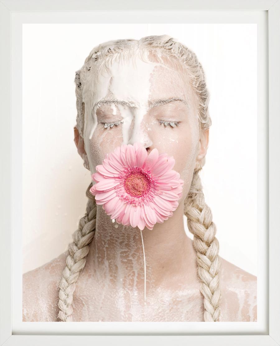 'Flower Girl' - Space age Series, fine art photography, 2022 - Beige Color Photograph by Sylvie Blum