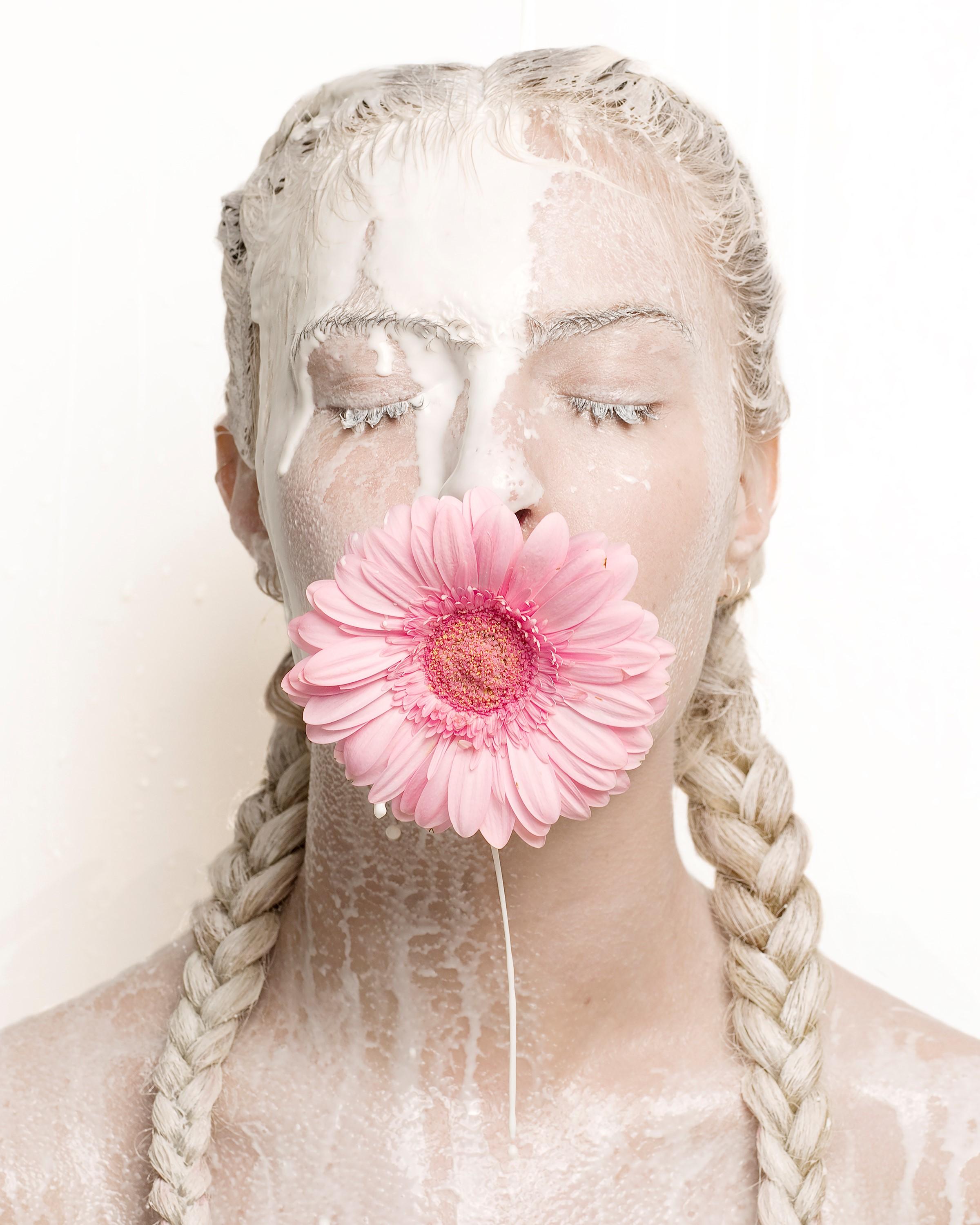 Sylvie Blum Color Photograph – „Flower Girl“ – Space age Series, Kunstfotografie, 2022
