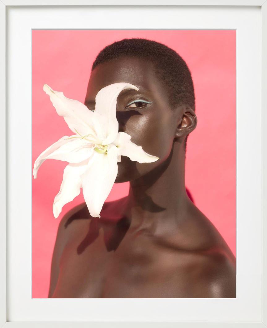 Blumenblume II, Rosafarbenes Porträt mit Lilie, Kunstfotografie, 2014 – Photograph von Sylvie Blum