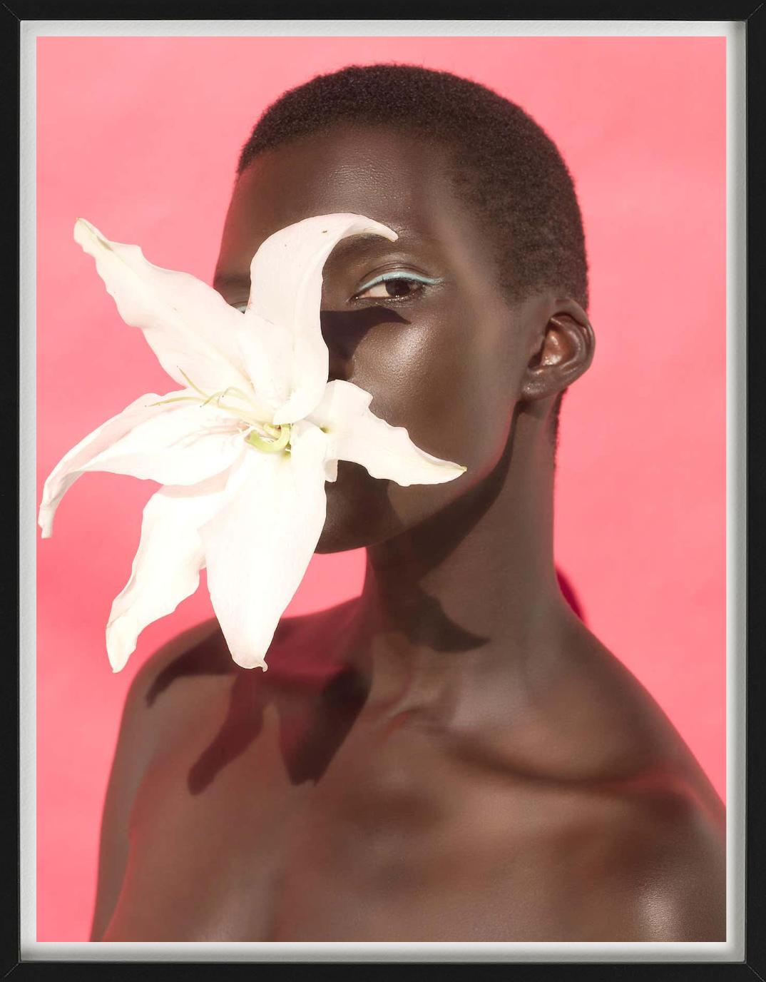 Blumenblume II, Rosafarbenes Porträt mit Lilie, Kunstfotografie, 2014 (Pink), Nude Photograph, von Sylvie Blum