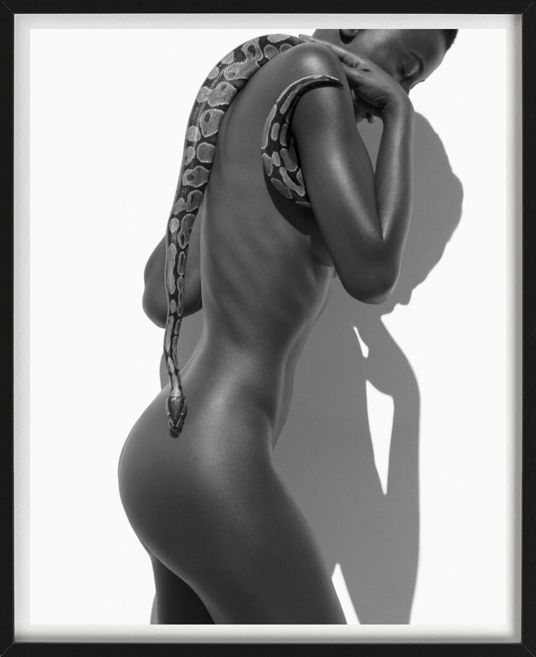 Ragazza con serpente - Modella nuda con animale, Fotografia d'autore, 2017 - Photograph Contemporaneo di Sylvie Blum