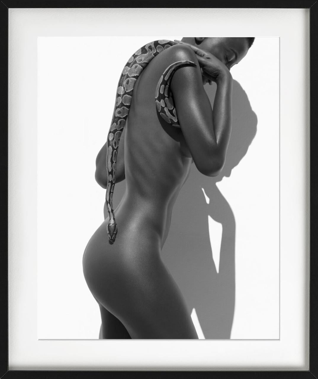 Ragazza con serpente - Modella nuda con animale, Fotografia d'autore, 2017 - Nude Photograph Grigio di Sylvie Blum