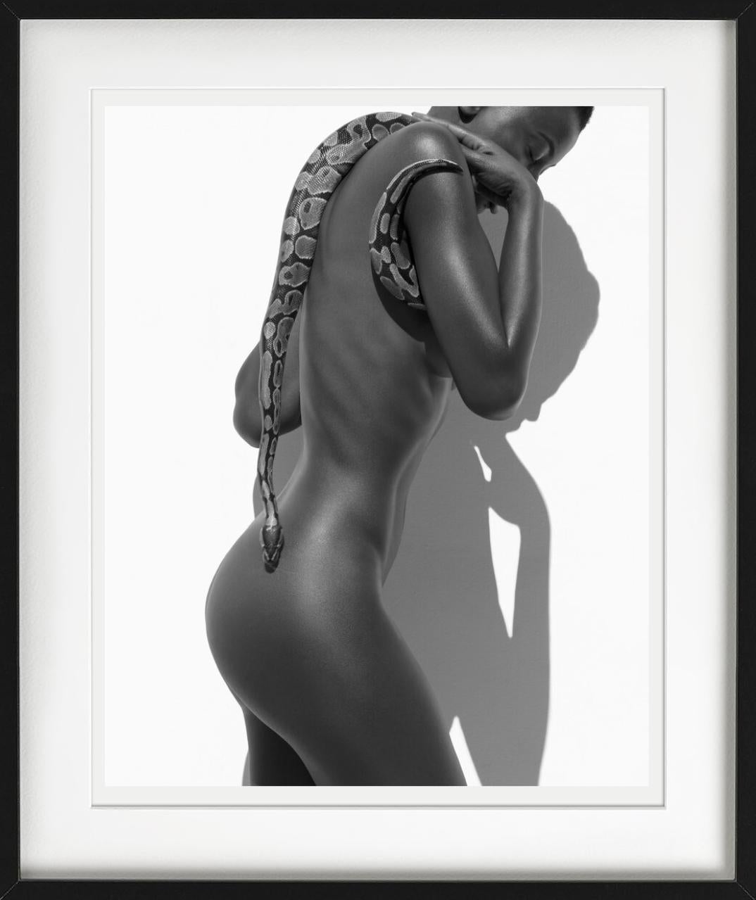 Nudo minimalista con serpente in bianco e nero, fotografato da Sylvie Blum nel 2017.

Tutte le stampe sono in edizione limitata. Disponibile in più misure. Cornici di alto livello su richiesta.

Tutte le stampe sono realizzate e firmate