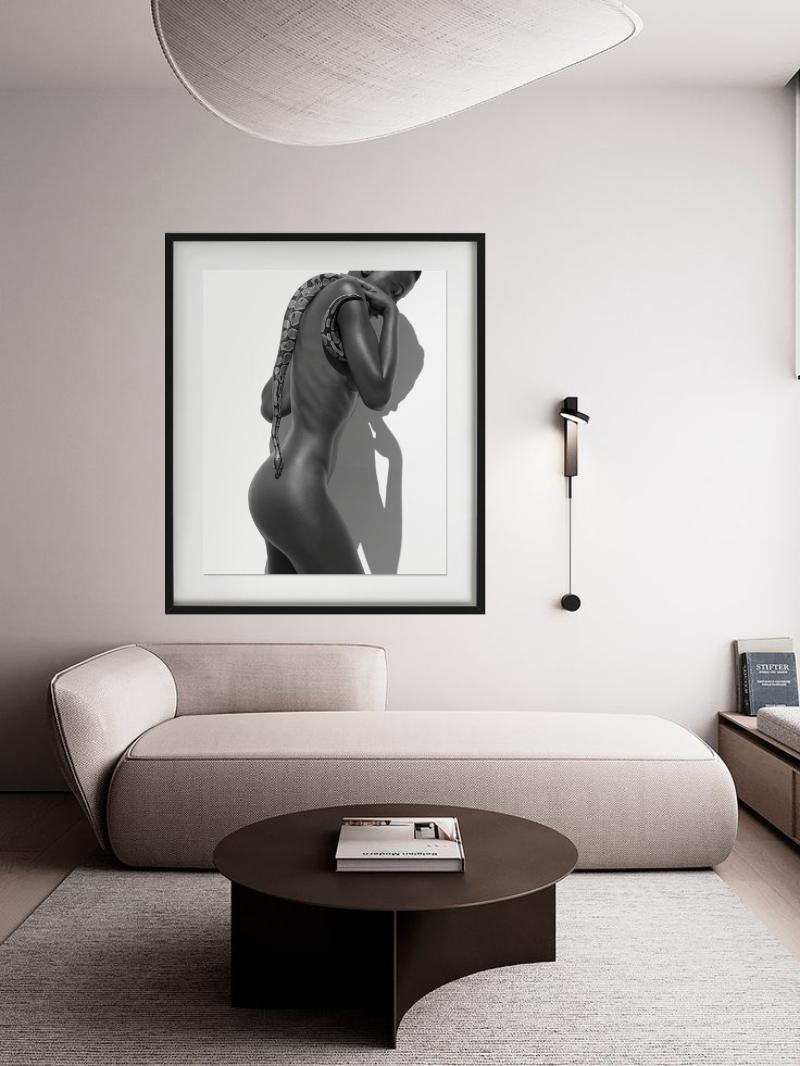Ragazza con serpente - Modella nuda con animale, Fotografia d'autore, 2017 in vendita 2
