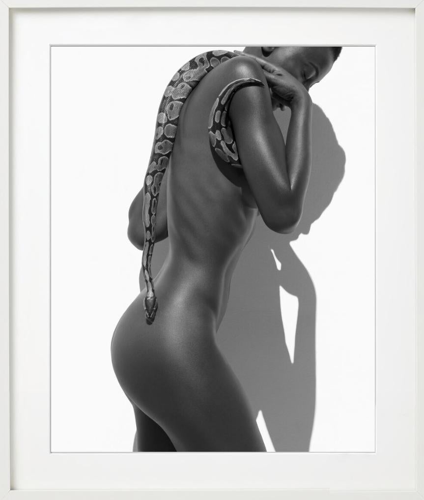 Ragazza con serpente - Modella nuda con animale, Fotografia d'autore, 2017 in vendita 4