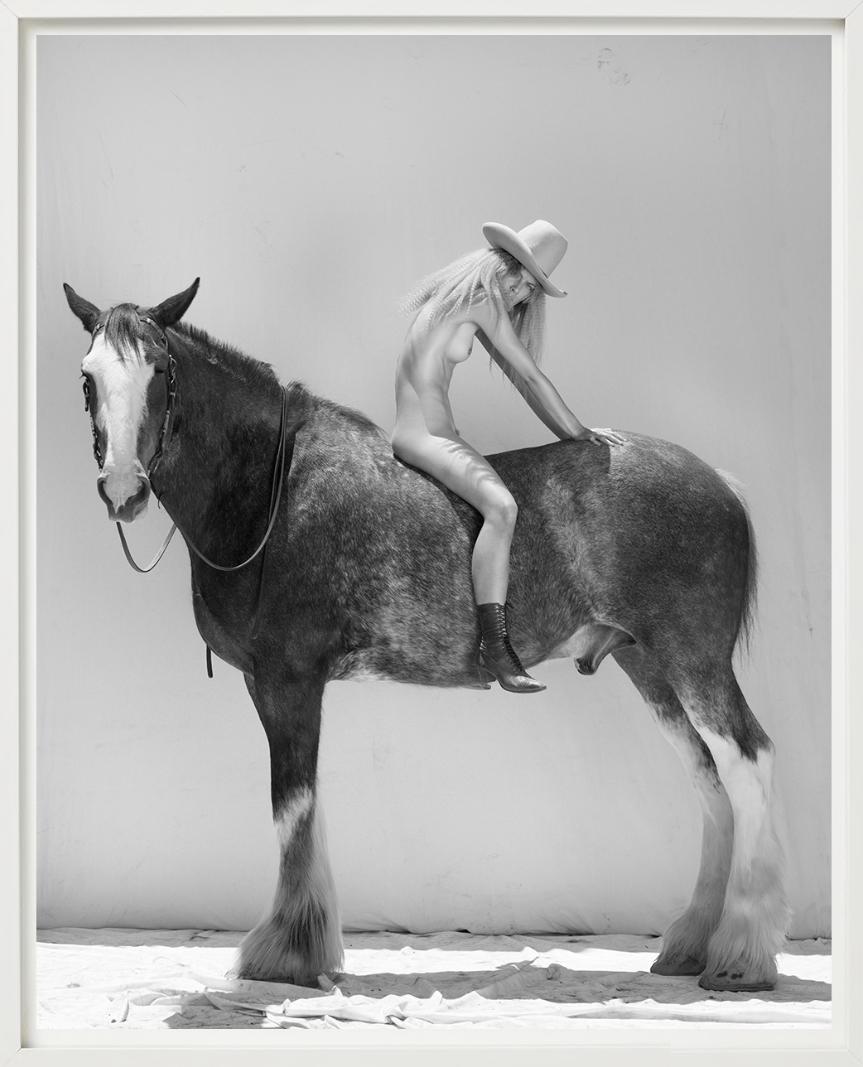 Caballos #15149 - Desnudo sobre un caballo, fotografía artística, 2022 - Photograph de Sylvie Blum