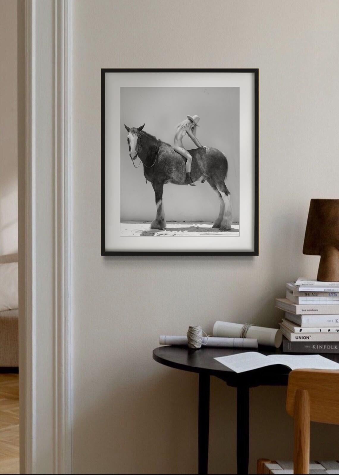 Caballos #15149 - Desnudo sobre un caballo, fotografía artística, 2022 - Photograph Contemporáneo de Sylvie Blum
