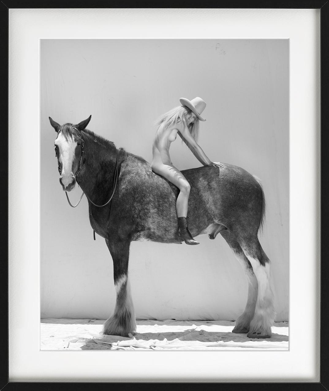 Modelo desnuda con sombrero de vaquero sentada a caballo, fotografiada por Sylvie Blum en 2022.

Todas las impresiones son de edición limitada. Disponible en varios tamaños. Enmarcado de alta gama a petición.

Todas las impresiones están hechas y