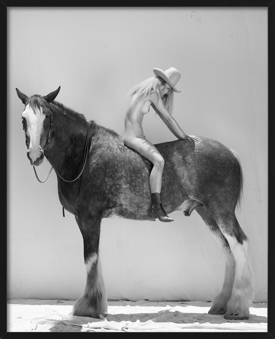 Caballos #15149 - Desnudo sobre un caballo, fotografía artística, 2022 en venta 1