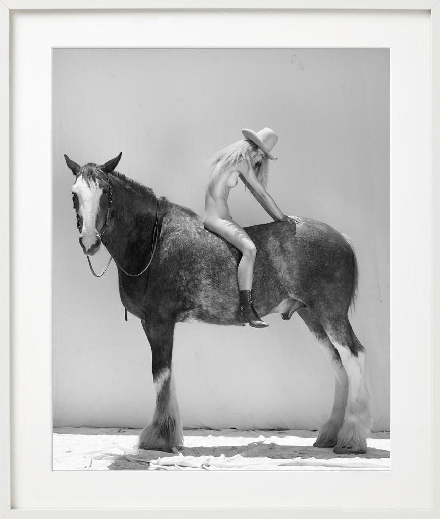 Caballos #15149 - Desnudo sobre un caballo, fotografía artística, 2022 en venta 3