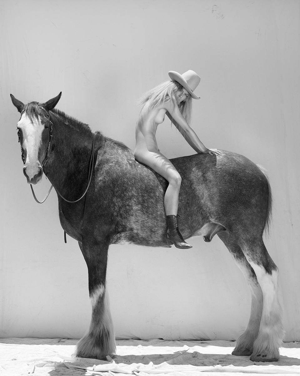 Black and White Photograph de Sylvie Blum - Caballos #15149 - Desnudo sobre un caballo, fotografía artística, 2022