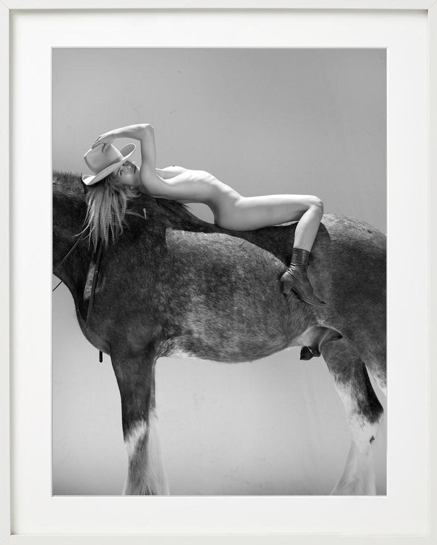 Caballos #15164 - Desnudo con sombrero de vaquero y caballo, Fotografía artística - Photograph de Sylvie Blum