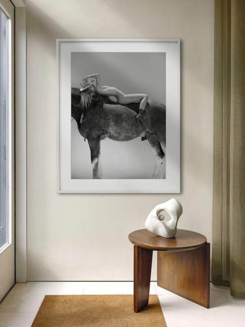 Caballos #15164 - Desnudo con sombrero de vaquero y caballo, Fotografía artística - Photograph Contemporáneo de Sylvie Blum