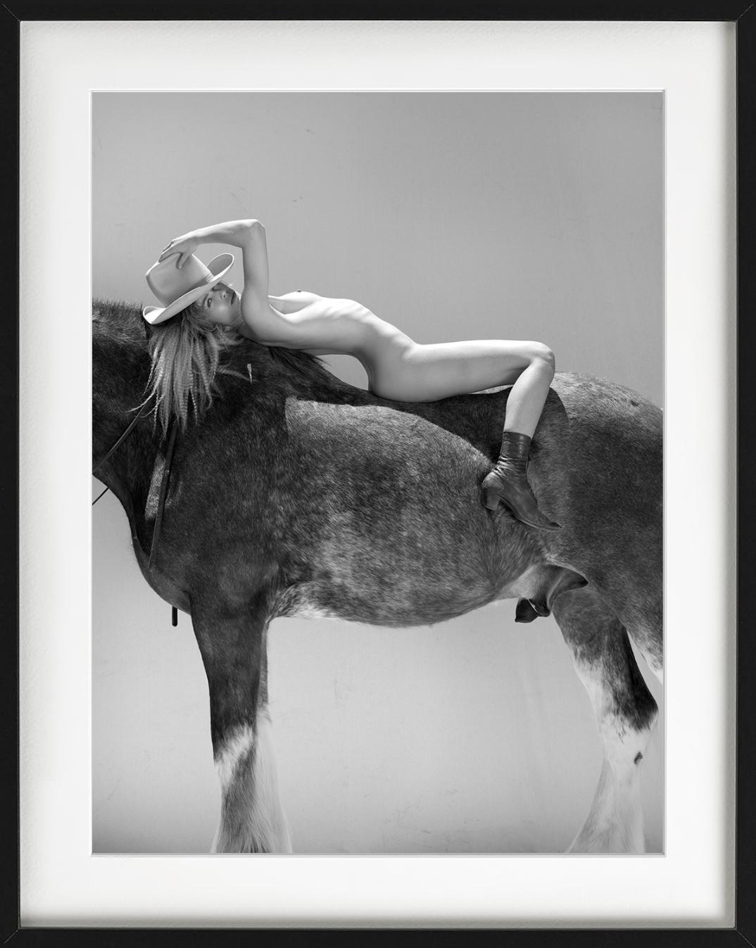 Mujer desnuda tumbada sobre un caballo fotografiada por Sylvie Blum.

Todas las impresiones son de edición limitada. Disponible en varios tamaños. Enmarcado de alta gama a petición.

Todas las impresiones están hechas y firmadas por el artista. El