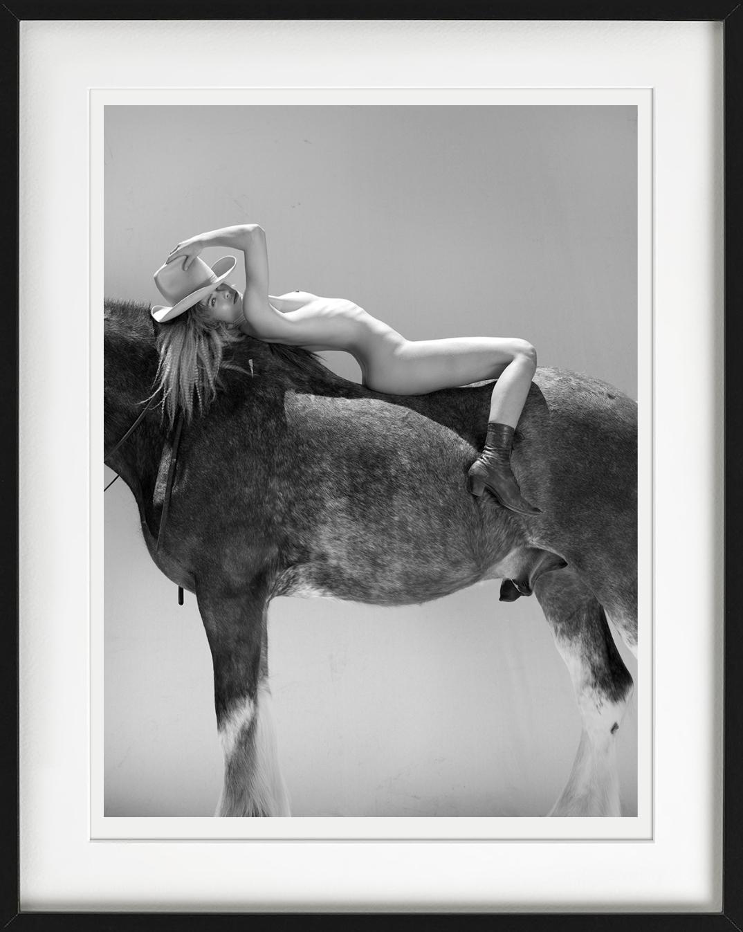 Caballos #15164 - Desnudo con sombrero de vaquero y caballo, Fotografía artística en venta 1