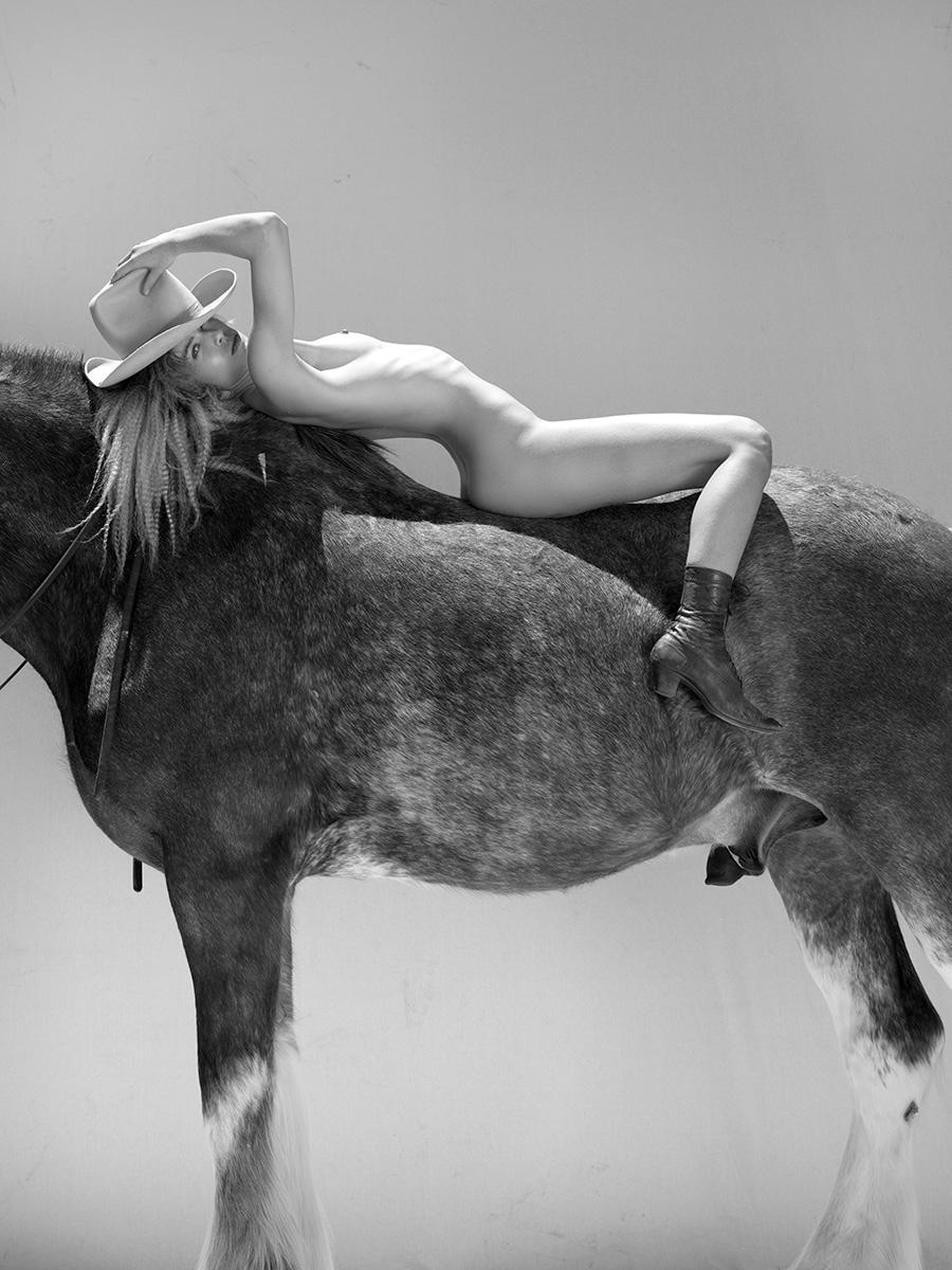 Black and White Photograph de Sylvie Blum - Caballos #15164 - Desnudo con sombrero de vaquero y caballo, Fotografía artística