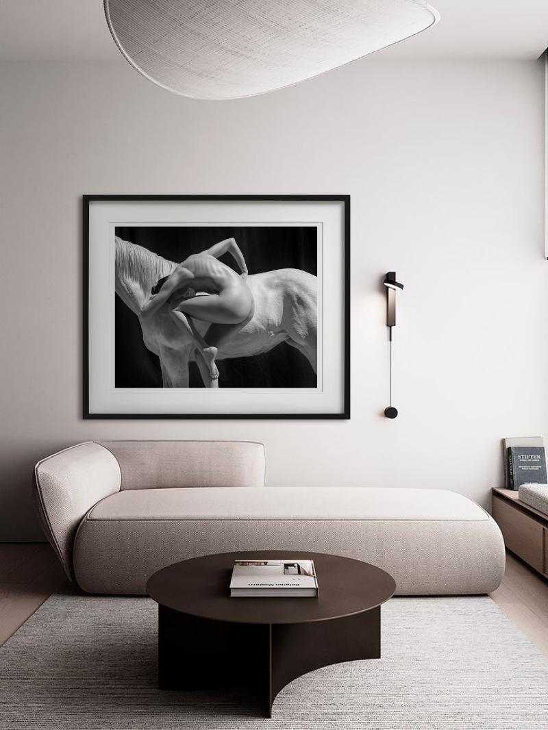 Pferde – Nackte Frau in acrobatischem Pose mit Pferd, Kunstfotografie im Angebot 5