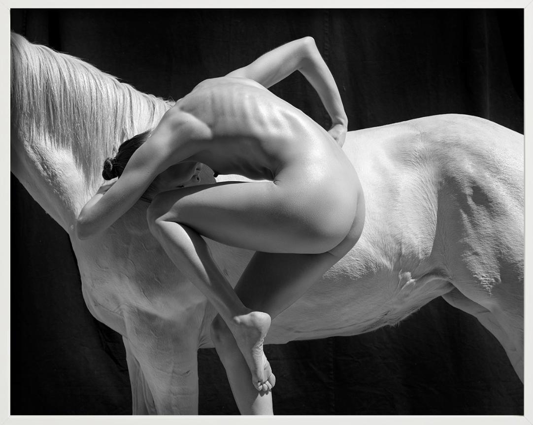 Pferde – Nackte Frau in acrobatischem Pose mit Pferd, Kunstfotografie – Photograph von Sylvie Blum