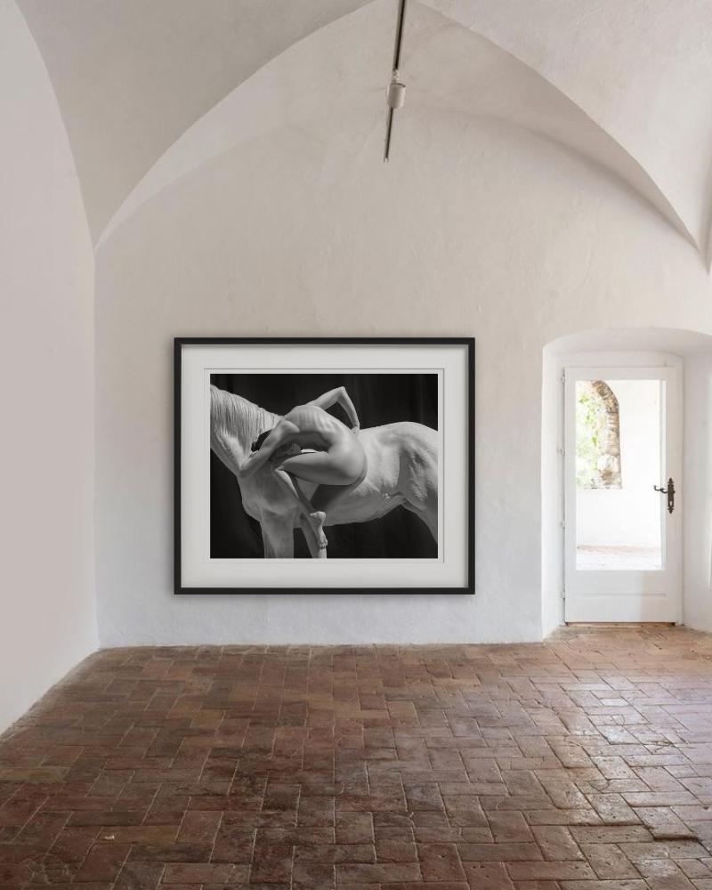 Pferde – Nackte Frau in acrobatischem Pose mit Pferd, Kunstfotografie (Zeitgenössisch), Photograph, von Sylvie Blum