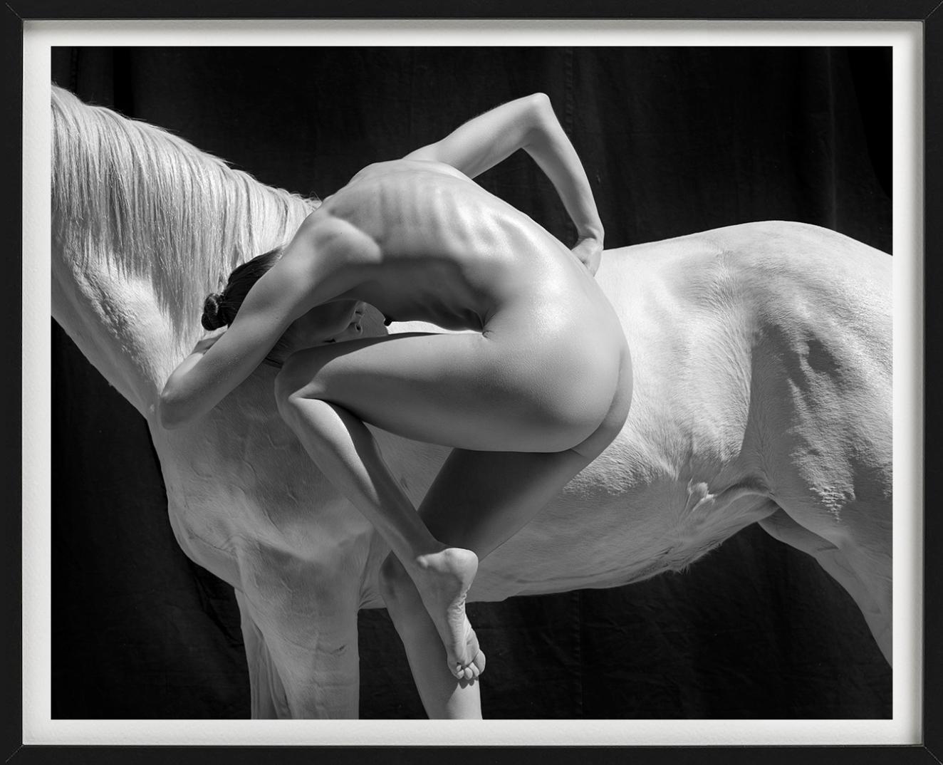 Pferde – Nackte Frau in acrobatischem Pose mit Pferd, Kunstfotografie (Schwarz), Nude Photograph, von Sylvie Blum