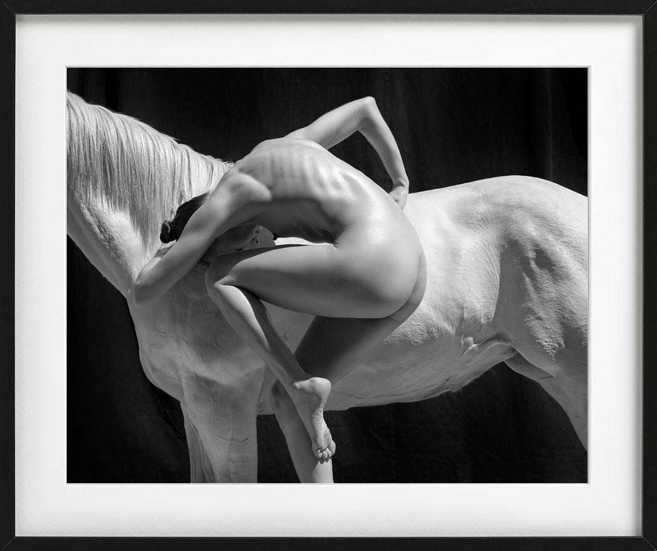 Schwarzer und weißer Akt, Frau posiert mit einem Pferd, fotografiert von Sylvie Blum.

Alle Drucke sind in limitierter Auflage erhältlich. Erhältlich in mehreren Größen. Hochwertige Einrahmung auf Anfrage.

Alle Drucke werden von der Künstlerin oder