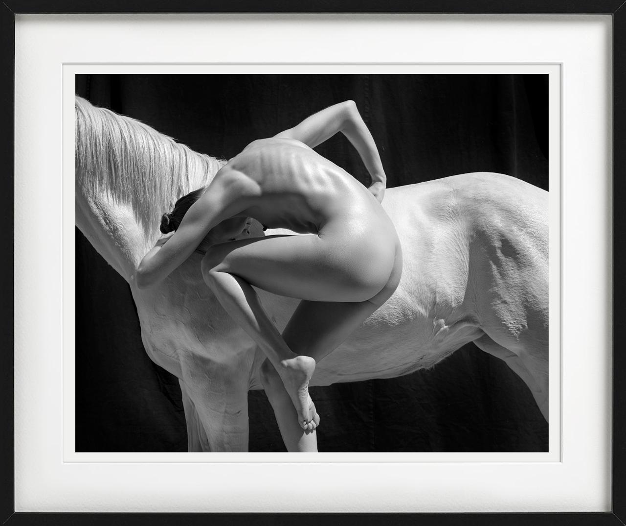 Pferde – Nackte Frau in acrobatischem Pose mit Pferd, Kunstfotografie im Angebot 1