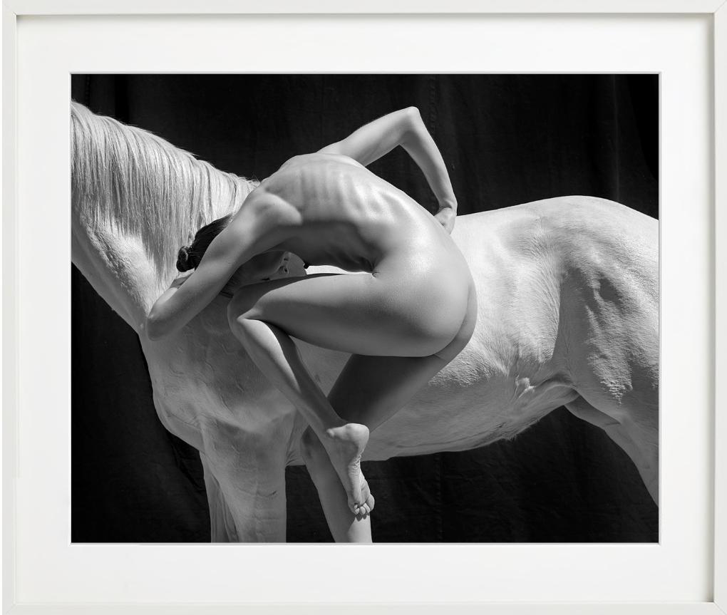 Pferde – Nackte Frau in acrobatischem Pose mit Pferd, Kunstfotografie im Angebot 4