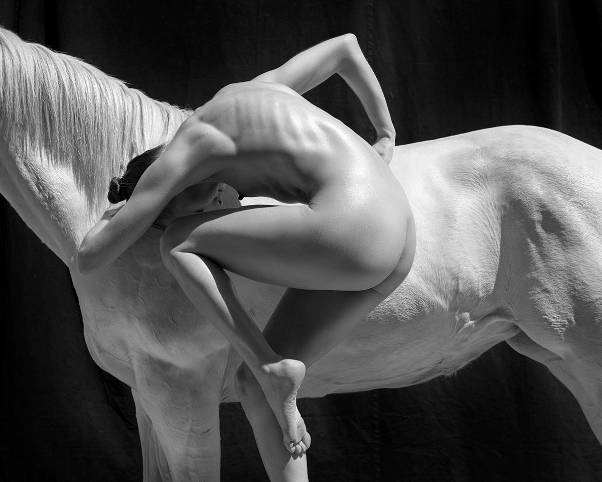 Sylvie Blum Nude Photograph – Pferde – Nackte Frau in acrobatischem Pose mit Pferd, Kunstfotografie