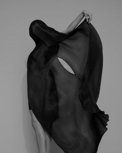Bufanda Issey Miyake" - Serie Mujeres de Verano, fotografía artística, 2022