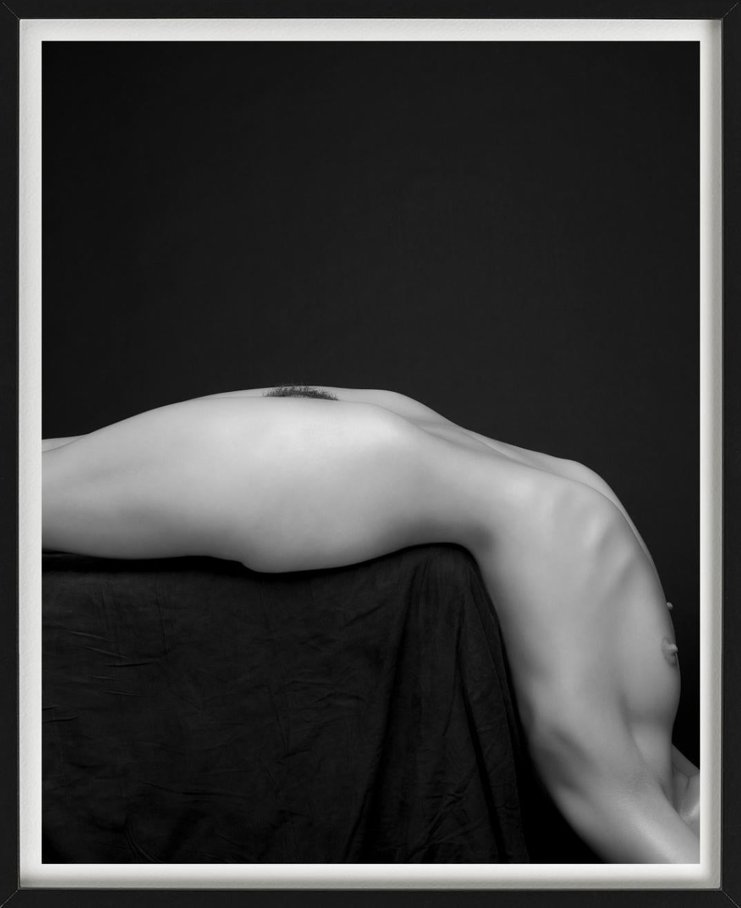 L-förmige, Kunstfotografie, 2009 (Schwarz), Nude Photograph, von Sylvie Blum