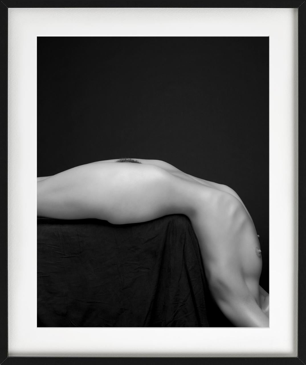 Eine Frau, die sich über einen schwarzen Tisch beugt, der wie eine L-Form aussieht, fotografiert von Sylvie Blum.

Alle Drucke sind in limitierter Auflage erhältlich. Erhältlich in mehreren Größen. Hochwertige Einrahmung auf Anfrage.

Alle Drucke