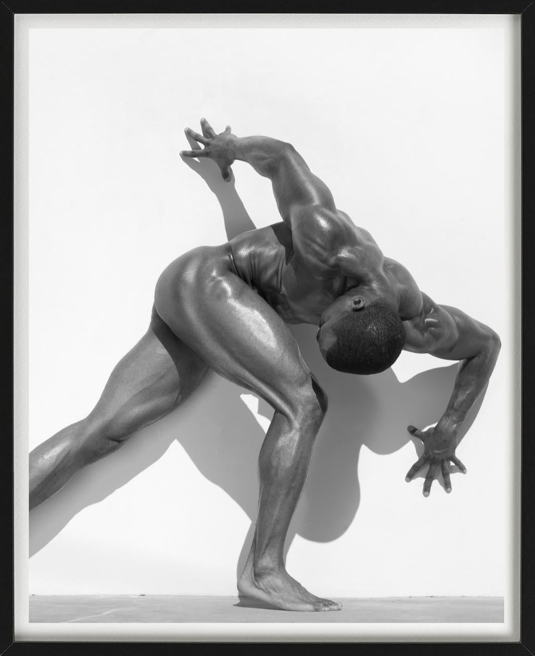 Desnudo Masculino 20 - Desnudo Atlético de un Modelo Masculino, Fotografía Fine Art - Black and White Photograph Gris de Sylvie Blum