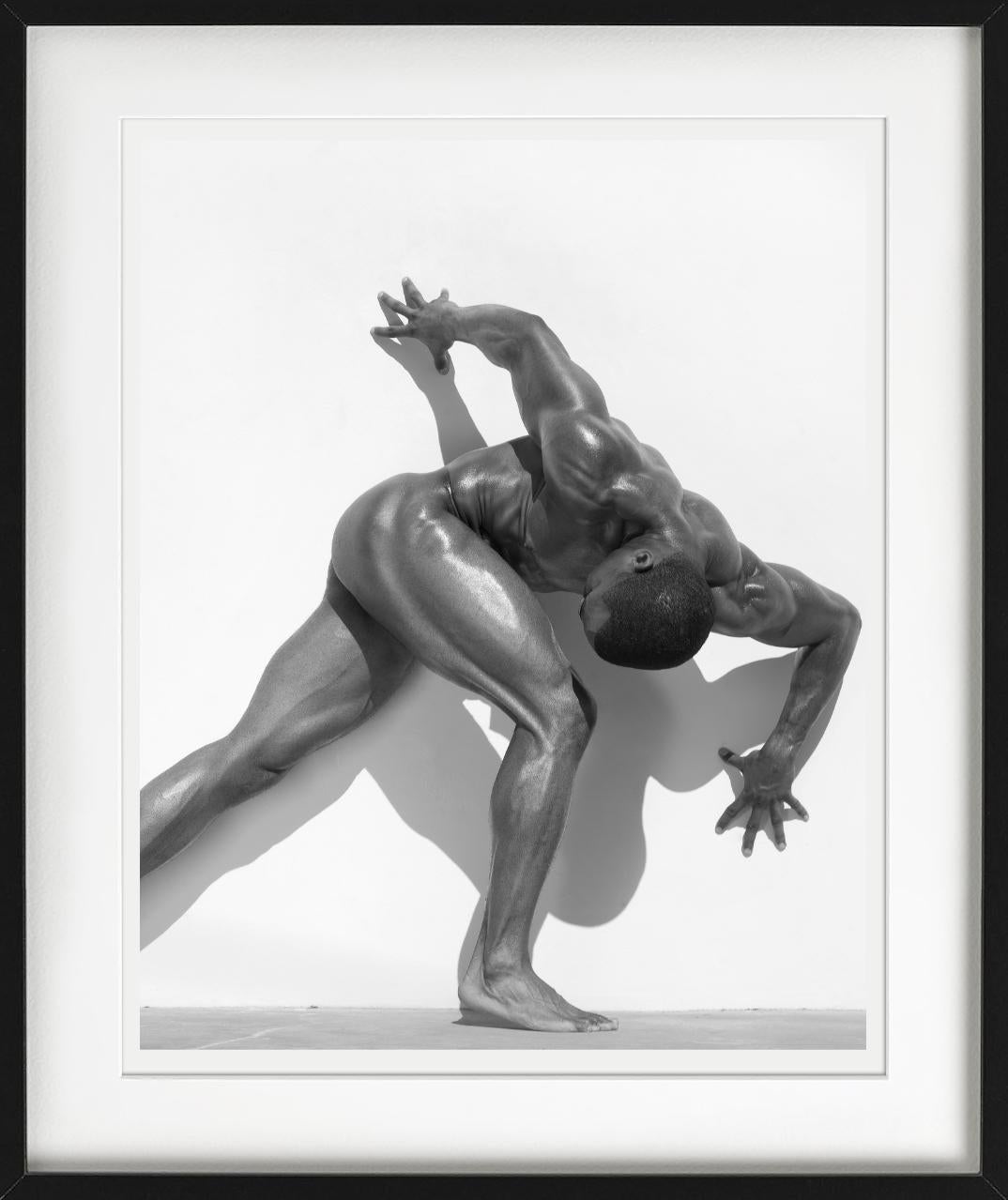 Desnudo Masculino 20 - Desnudo Atlético de un Modelo Masculino, Fotografía Fine Art en venta 1