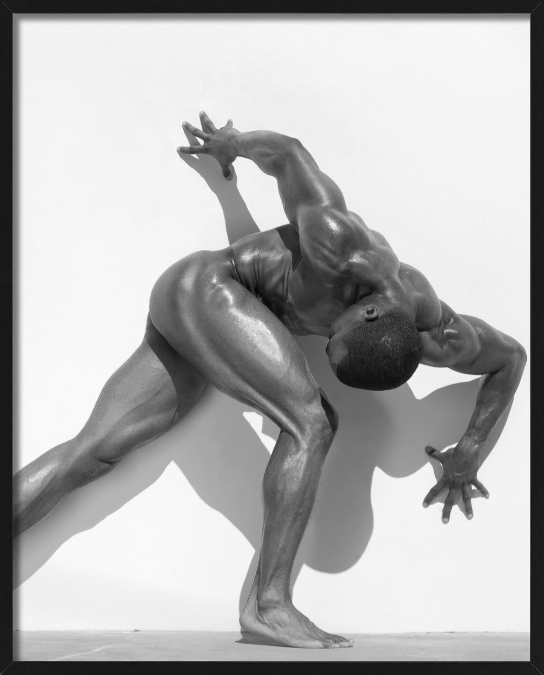 Desnudo Masculino 20 - Desnudo Atlético de un Modelo Masculino, Fotografía Fine Art en venta 2
