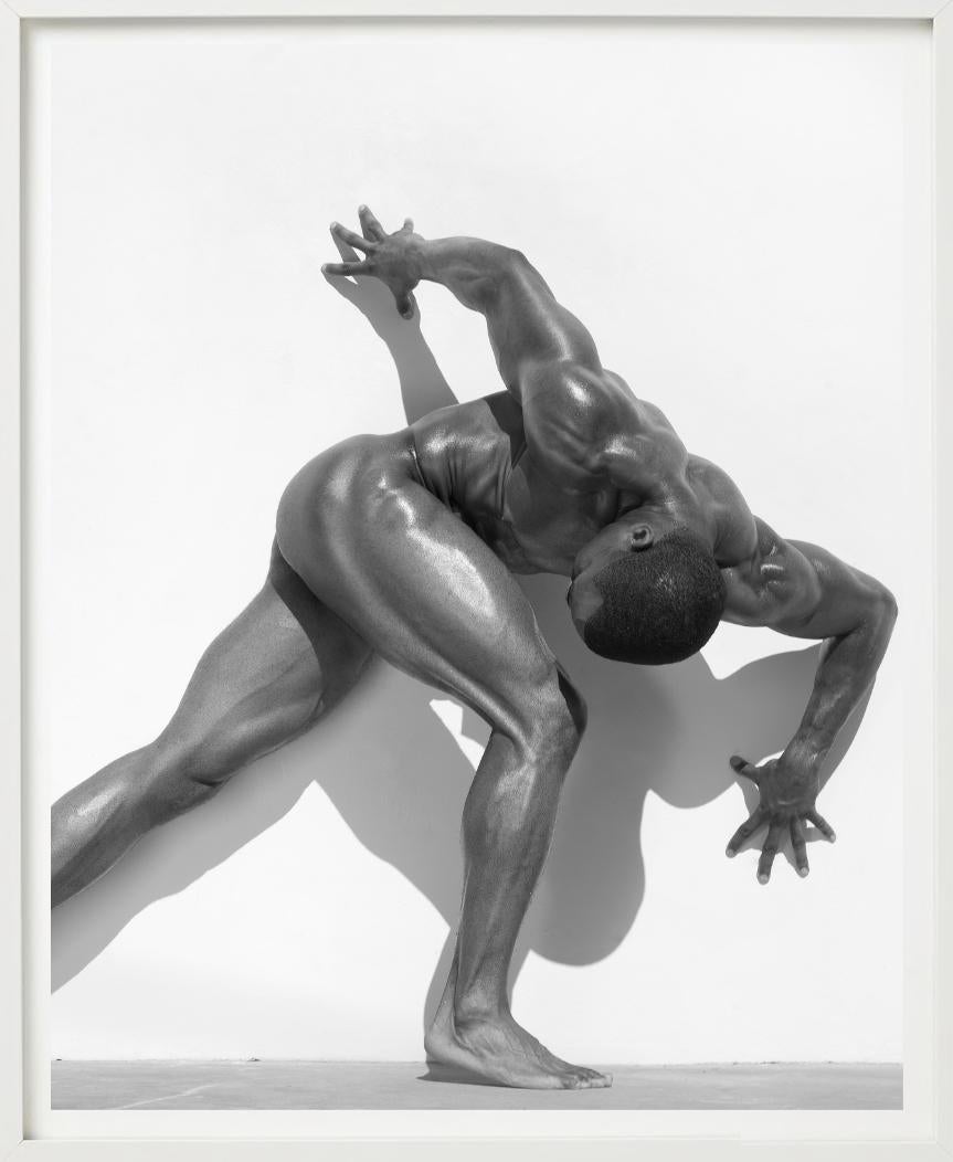 Desnudo Masculino 20 - Desnudo Atlético de un Modelo Masculino, Fotografía Fine Art en venta 3