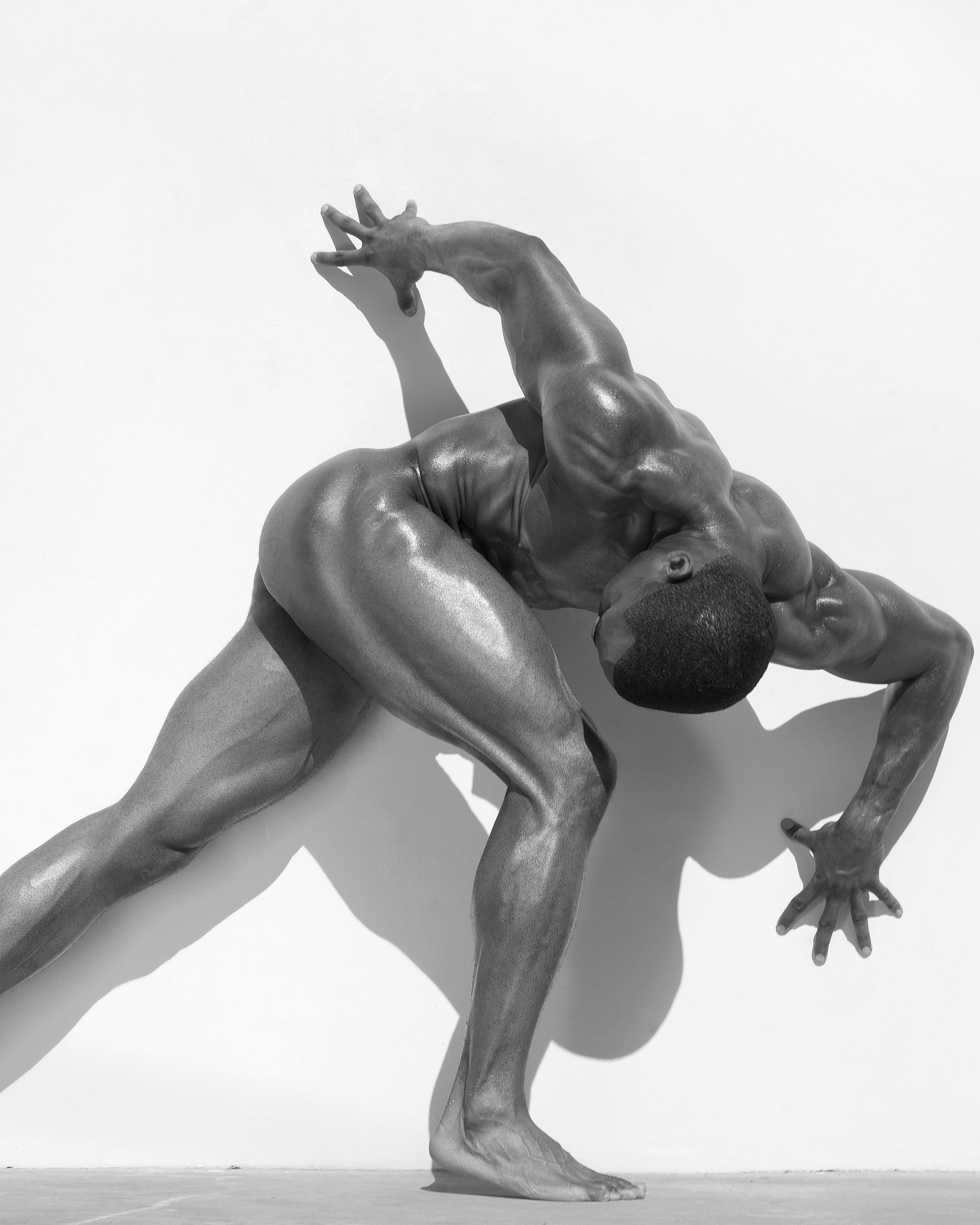 Black and White Photograph de Sylvie Blum - Desnudo Masculino 20 - Desnudo Atlético de un Modelo Masculino, Fotografía Fine Art