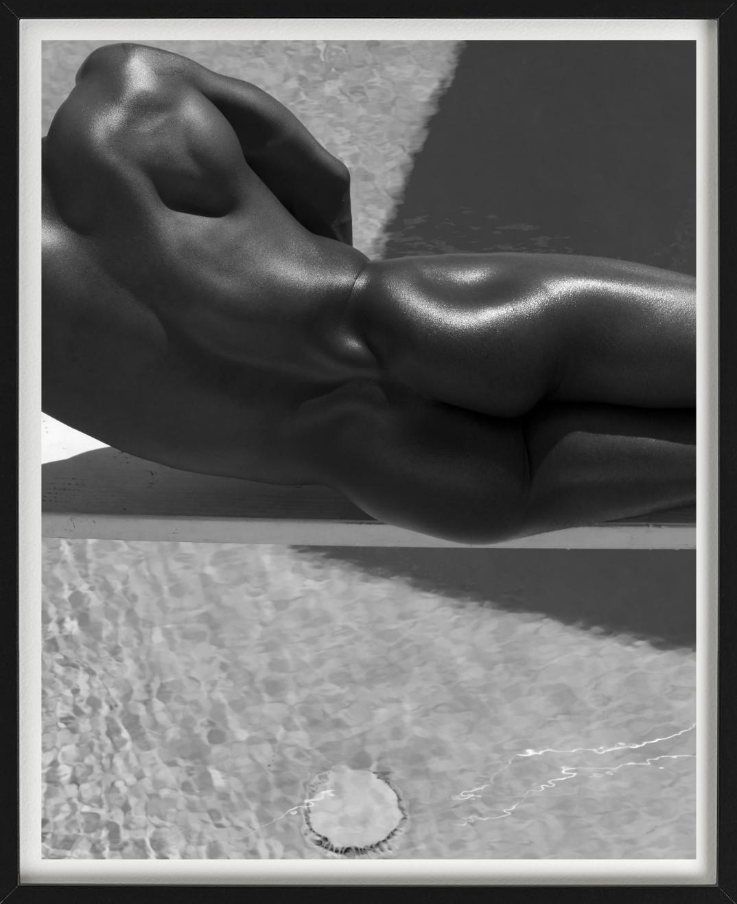 Nu masculin 6 - Nu de dos d'un homme, Diptych Fine Arts - Noir Nude Photograph par Sylvie Blum