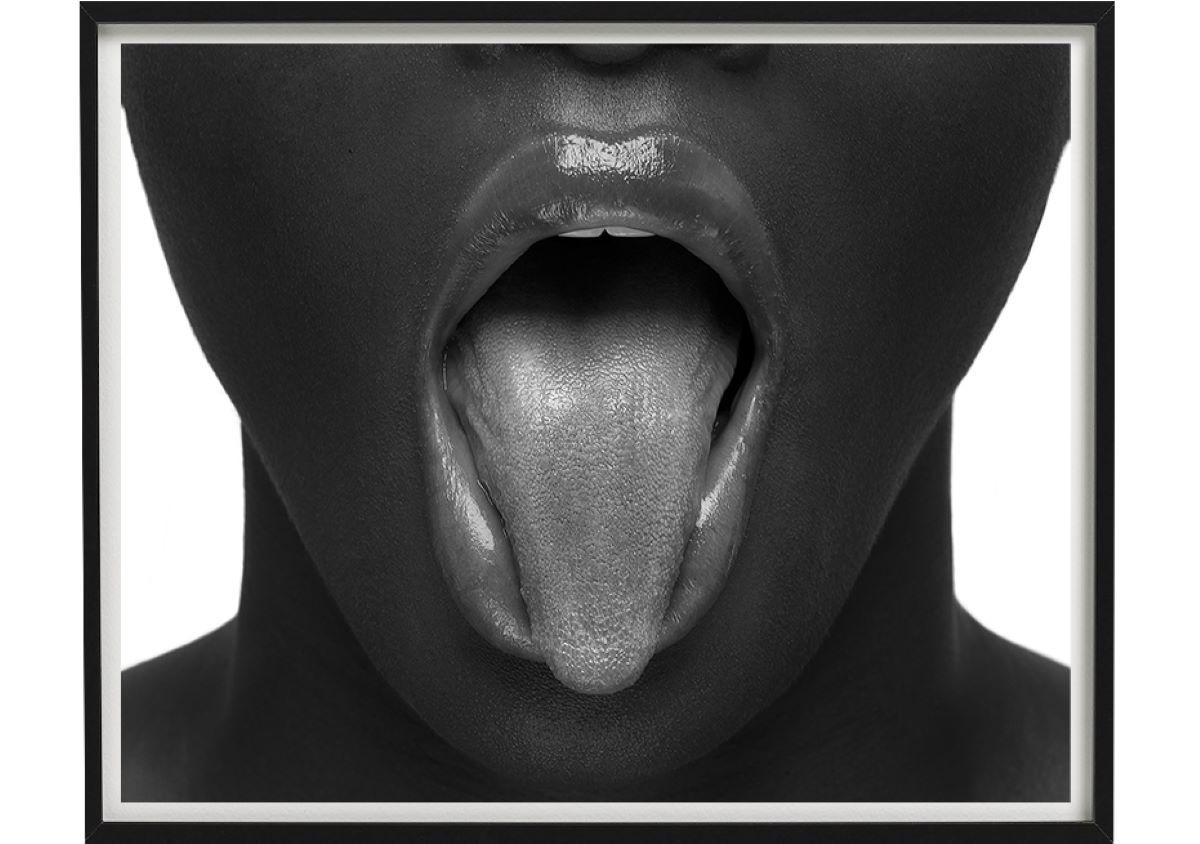 Sylvie Blum Portrait Photograph – Pointy Tongue, 2008 - Vorderseite eines Modells