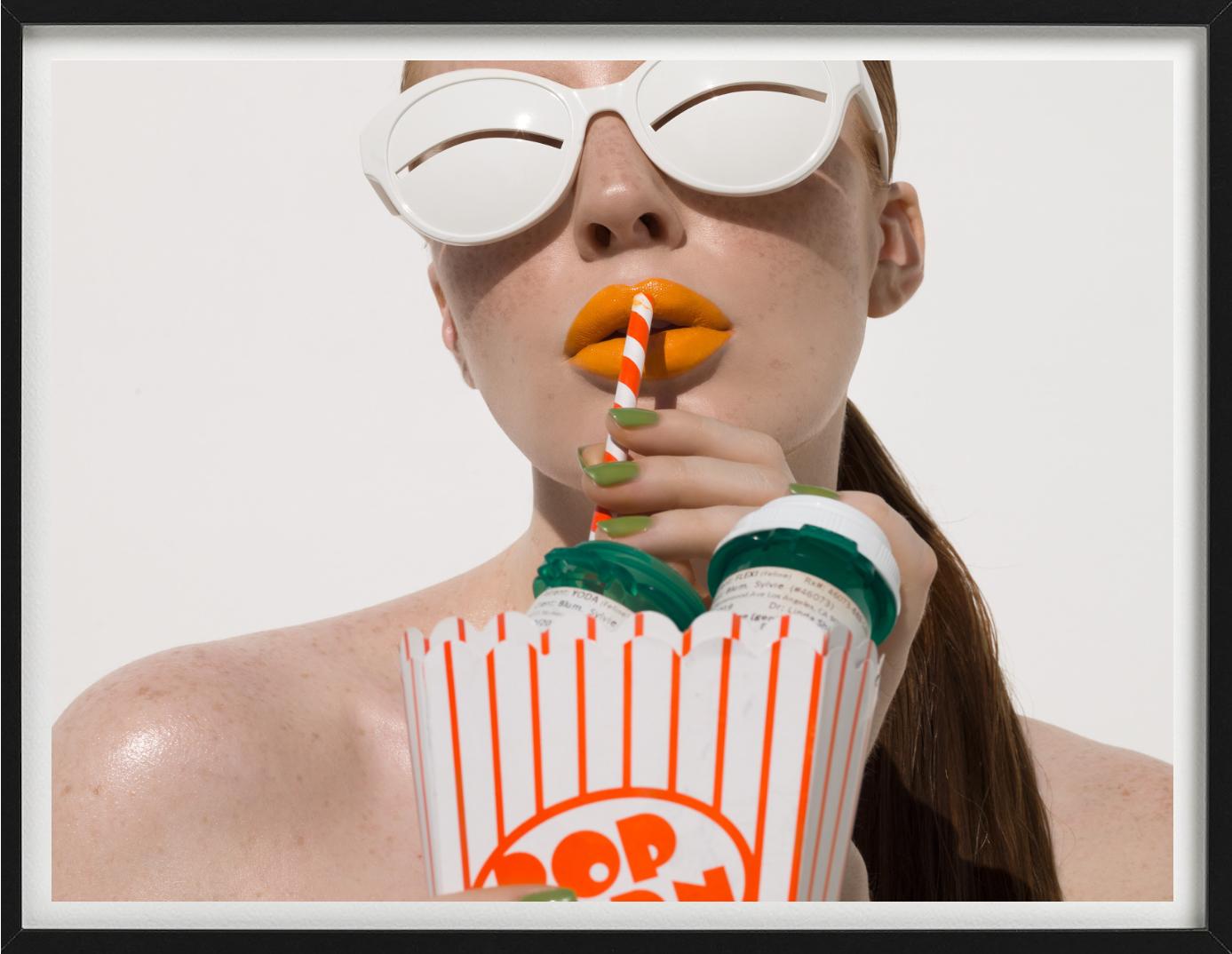 „Popcorn“ – Modell mit Sonnenbrille, Serie „ Space age“, Kunstfotografie, 2022 – Photograph von Sylvie Blum