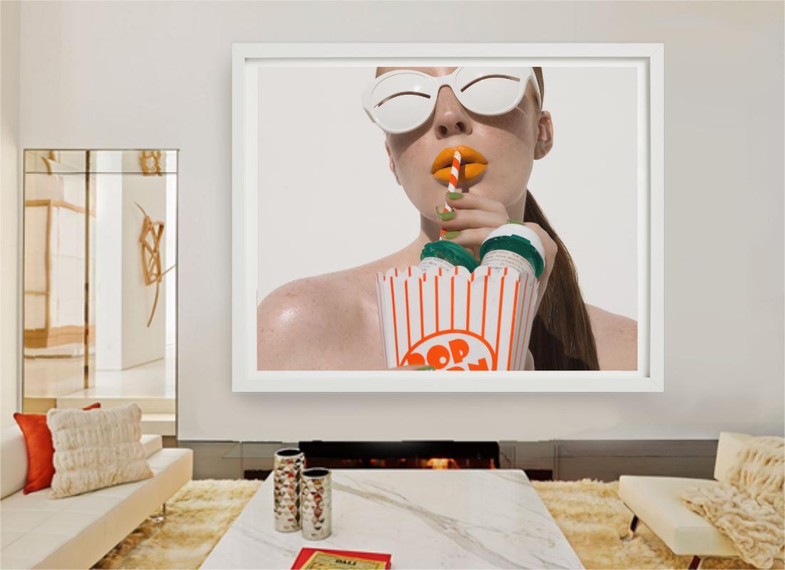 „Popcorn“ – Modell mit Sonnenbrille, Serie „ Space age“, Kunstfotografie, 2022 (Zeitgenössisch), Photograph, von Sylvie Blum