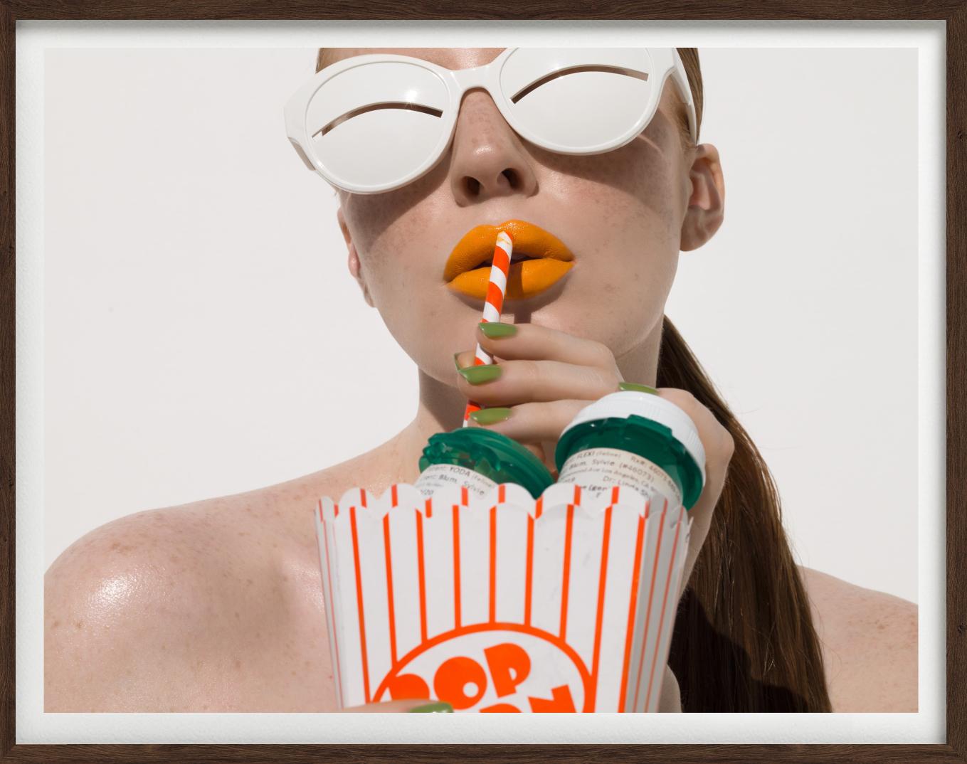 „Popcorn“ – Modell mit Sonnenbrille, Serie „ Space age“, Kunstfotografie, 2022 (Beige), Color Photograph, von Sylvie Blum